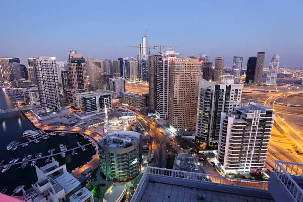 Dubai Marina iluminado ao entardecer. Emirados Árabes Unidos — Fotografia de Stock