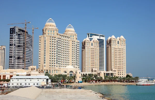 Edifici sul lungomare a Doha, Qatar, Medio Oriente — Foto Stock