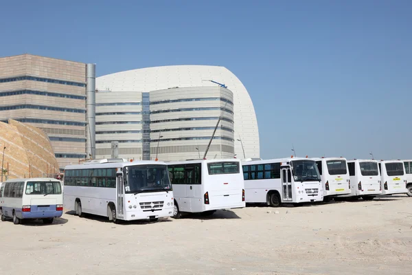 Ônibus para trabalhadores em um canteiro de obras em Doha, Qatar, Oriente Médio — Fotografia de Stock