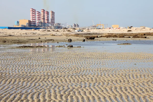 Газовая электростанция на побережье Персидского залива в Катаре, Ближний Восток — стоковое фото