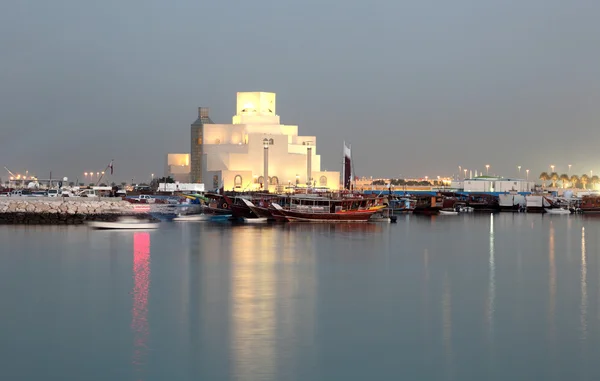夕暮れ時に点灯しているドーハでイスラム美術博物館。カタール、中東 — ストック写真