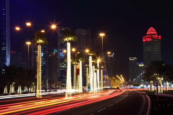 Rua em Doha à noite. Qatar, Médio Oriente — Fotografia de Stock