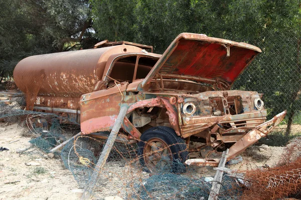 Camion dell'acqua arrugginita abbandonata in Qatar, Medio Oriente — Foto Stock
