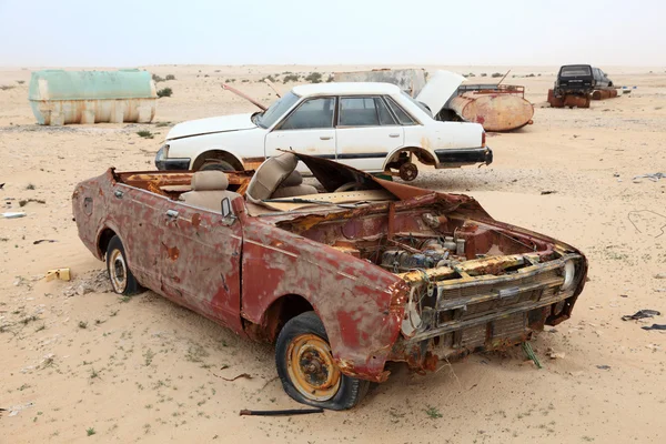 Voitures abandonnées dans le désert. Qatar, Moyen-Orient — Photo