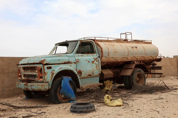 Elhagyott régi víz teherautó, Katar, Közel-Kelet — Stock Fotó