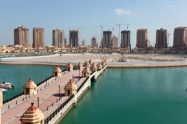 Строительство роскошной пристани для яхт в Порто Аравия. Озил, Катар, Ближний Восток — стоковое фото