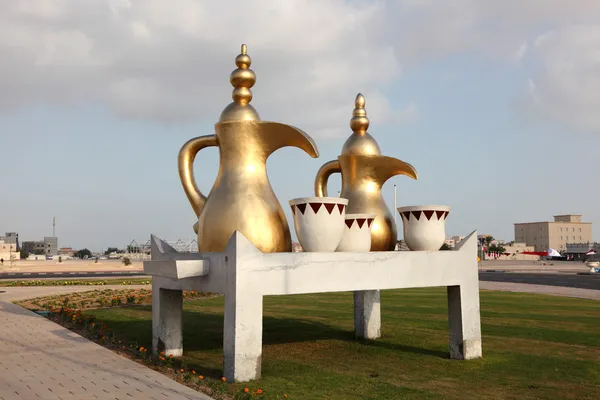 Gouden Arabische koffiepot. een rotonde in al khor, qatar, Midden-Oosten — Stockfoto