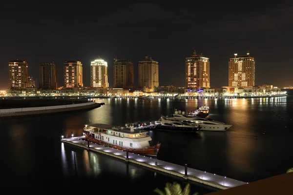 Jachthaven van porto-Arabië 's nachts. Doha, qatar, Midden-Oosten — Stockfoto