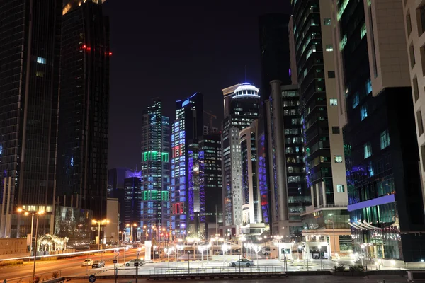 Street στο κέντρο της πόλης στη Ντόχα τη νύχτα. Κατάρ, τη Μέση Ανατολή — Φωτογραφία Αρχείου