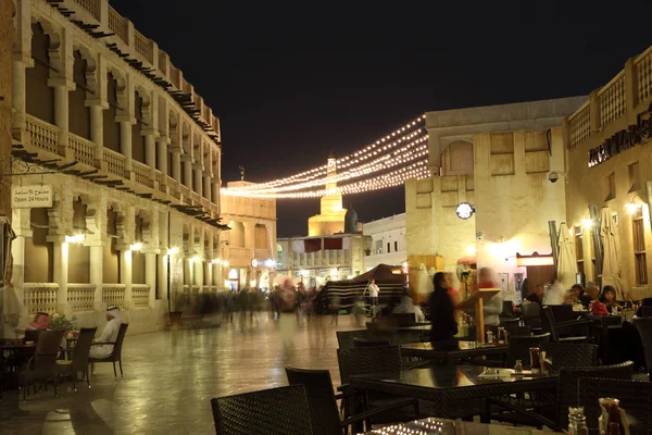 Souq Waqif strada di notte con molti caffè e ristoranti. Doha, Qatar, Medio Oriente — Foto Stock