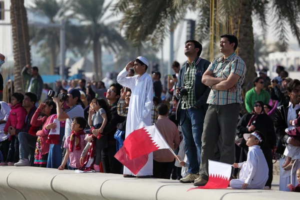 Зрители, смотрящие авиашоу в честь национального дня Катара из Корниши. 18 декабря 2013 года в Дохе, Катар, Ближний Восток — стоковое фото