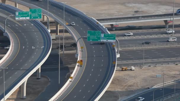 Autopista de la ciudad en Dubai, EAU — Vídeo de stock