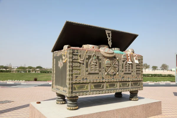 Cofre árabe tradicional como monumento en Doha, Qatar — Foto de Stock