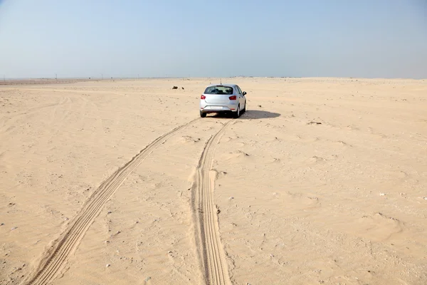 Coche en el desierto de Qatar, Oriente Medio — Foto de Stock