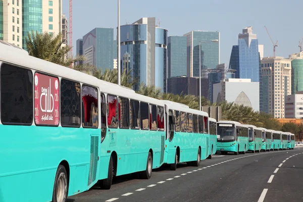 Bussen aan de kustweg van doha in qatar nationale feestdag, 18 december 2013 — Stockfoto