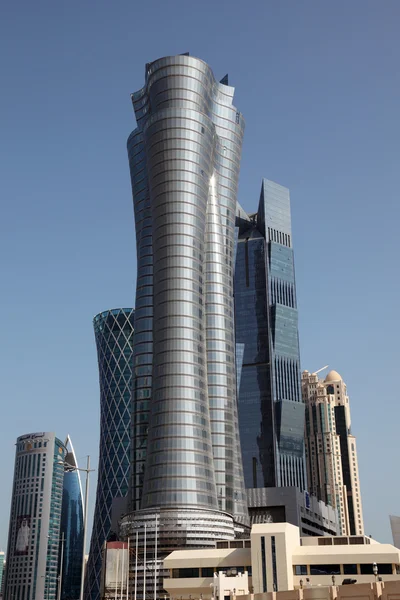 Mrakodrap downtown v Dauhá, Katar, Střední východ — Stock fotografie