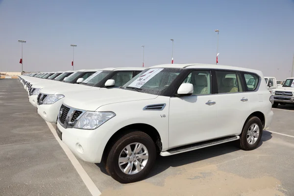 Luxury Nissan SUVs as awards for Camel Race winners in Doha, Qatar, Middle East — Stock Photo, Image