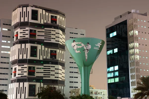 Torre de agua en Doha por la noche. Qatar, Oriente Medio —  Fotos de Stock