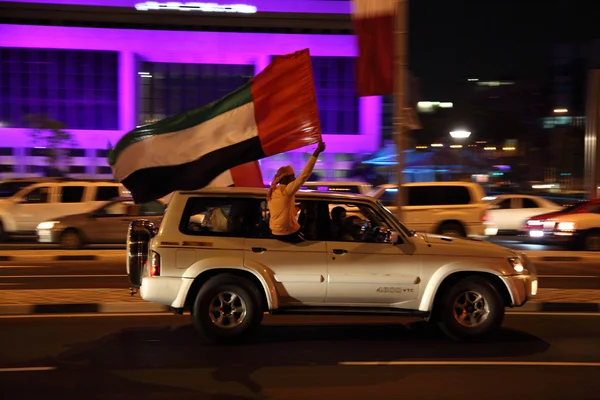 Celebración del Día Nacional de Qatar con una bandera de los Emiratos Árabes Unidos en el camino de la corniche de Doha. Qatar, Oriente Medio — Foto de Stock