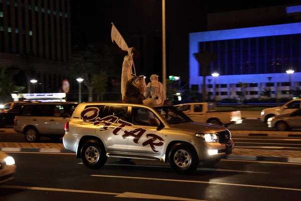 Celebración del Día Nacional de Qatar en el camino corniche de Doha. Qatar, Oriente Medio — Foto de Stock