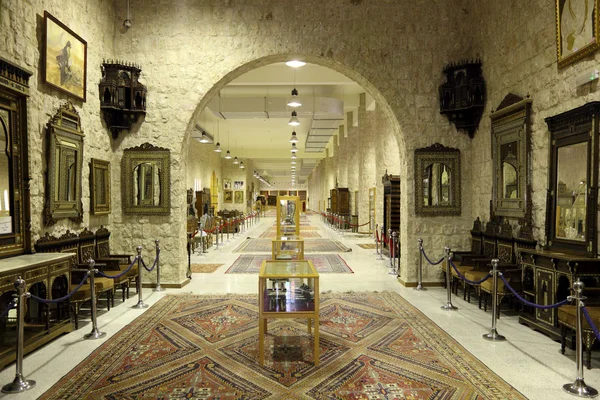 Wystawa mebli historycznych Muzeum faisal Szejk. Ad-Dauha, Katar, Bliski Wschód — Zdjęcie stockowe