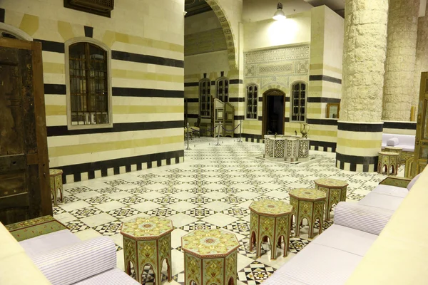 Történelmi bútorok kiállítás a sheikh fehér Múzeum. Doha, Katar, Közel-Kelet — Stock Fotó
