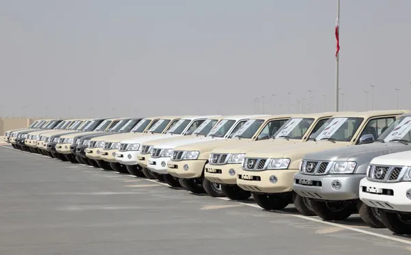 Lyx nissan stadsjeepar som utmärkelser för camel race vinnare i doha, qatar, Mellanöstern — Stockfoto