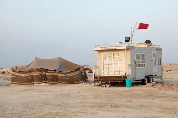 Tenda Bedoiun e un rimorchio sulla costa del Golfo in Qatar — Foto Stock