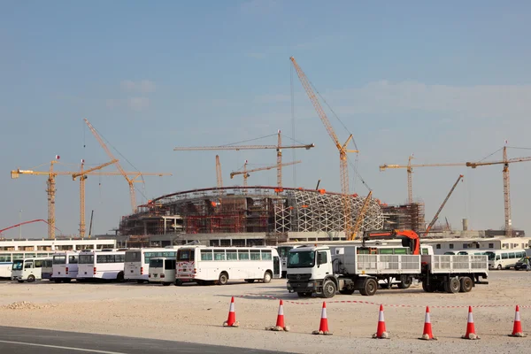 A közel-keleten a Katari sivatagban stadion építése — Stock Fotó