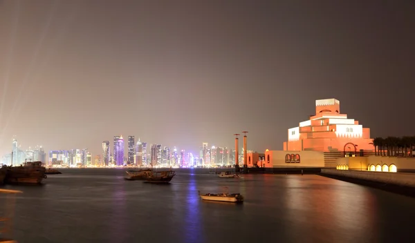 Musée d'art islamique à Doha illuminé lors de la fête nationale du Qatar — Photo