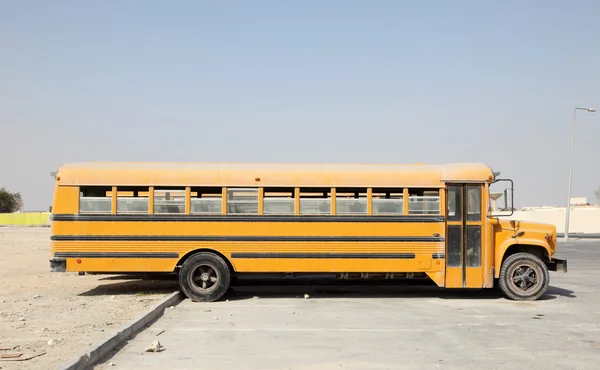 Gula skolbussar på en parkeringsplats. Doha, qatar, Mellanöstern — Stockfoto