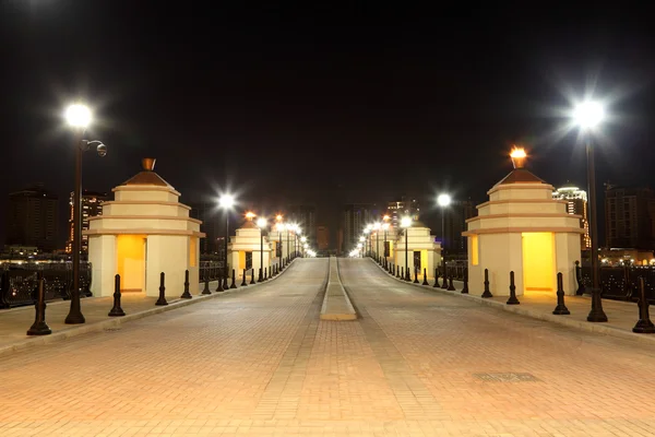 Ponte in Porto Arabia di notte. Doha, Qatar, Medio Oriente — Foto Stock