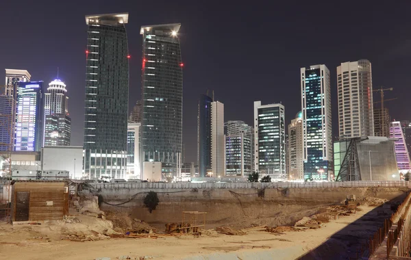 Rakennustyömaa Dohassa keskustassa yöllä. Qatar, Lähi-itä — kuvapankkivalokuva