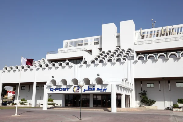 Q-Post - здание Катарской почтовой компании в Дохе — стоковое фото