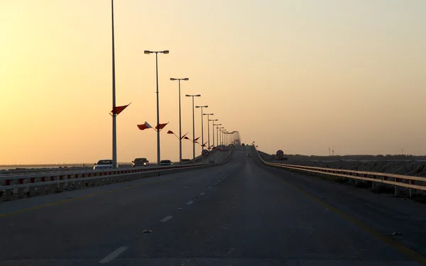 Kung fahd causeway vid solnedgången. Bahrain, Mellanöstern — Stockfoto