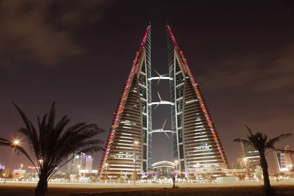 Bahrain World Trade Center Arranha-céu à noite. Manama, Oriente Médio — Fotografia de Stock