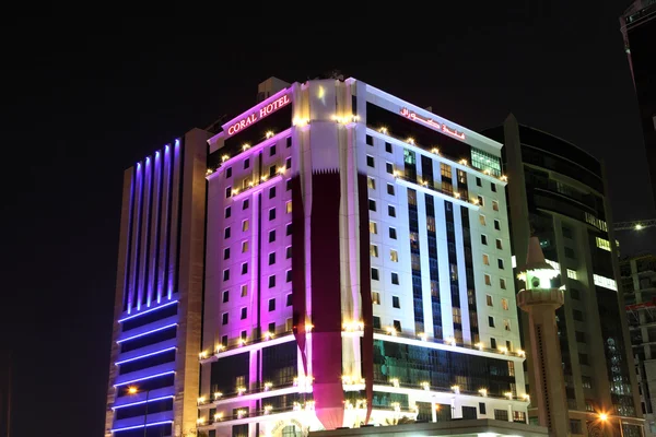 Edifício do hotel na cidade de Doha à noite. Qatar, Médio Oriente — Fotografia de Stock