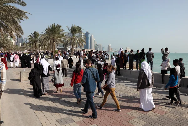 Widzów obserwujących powietrza Narodowy Dzień Katar Pokaż od corniche. 18 grudnia 2013 r. w Ad-Dauha, Katar, Bliski Wschód — Zdjęcie stockowe