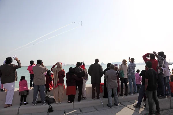 Espectadores assistindo o show aéreo do Dia Nacional do Catar a partir do Corniche. 18 de dezembro de 2013 em Doha, Qatar, Oriente Médio — Fotografia de Stock