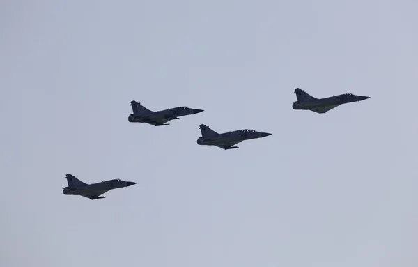 Aviones del ejército en la exhibición aérea en Doha, Qatar, Oriente Medio — Foto de Stock