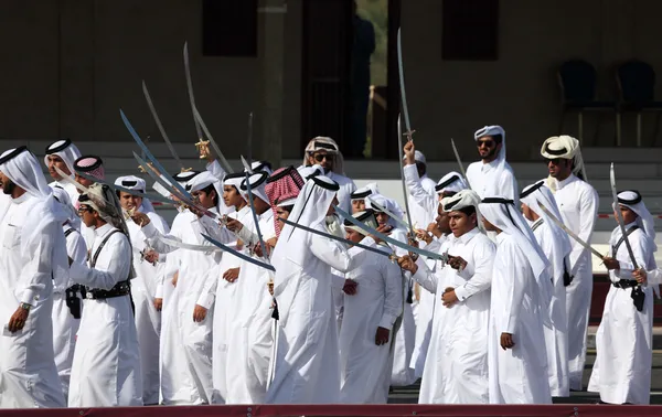 Traditionele bedoeïenen dansen met zwaard op qatar nationale feestdag in doha. Qatar, Midden-Oosten — Stockfoto