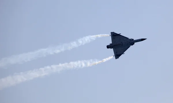 Avión del ejército en la exhibición aérea en Doha, Qatar, Oriente Medio — Foto de Stock