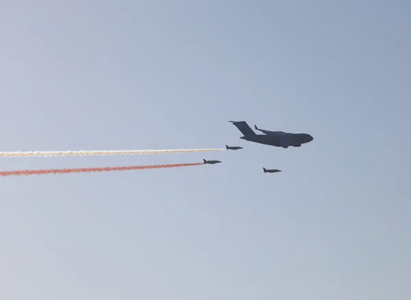 Aviones del ejército en la exhibición aérea en Doha, Qatar, Oriente Medio —  Fotos de Stock