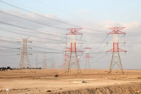 中東、カタールの砂漠の送電線 — ストック写真