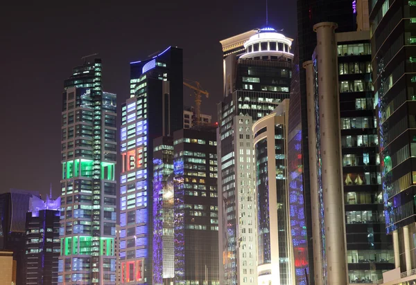 Edificios en el centro de Doha por la noche. Qatar, Oriente Medio —  Fotos de Stock
