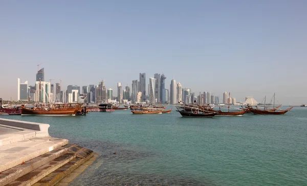 Skyline del nuevo centro de Doha. Dhow puerto en primer plano. Doha, Qatar, Oriente Medio —  Fotos de Stock