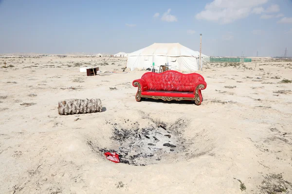 Barbecue posto con divano rosso nel deserto del Bahrain, Medio Oriente — Foto Stock