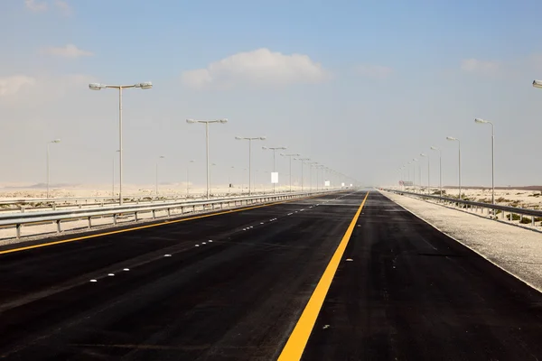 Estrada King Hamad no deserto de Bahrian, Oriente Médio — Fotografia de Stock