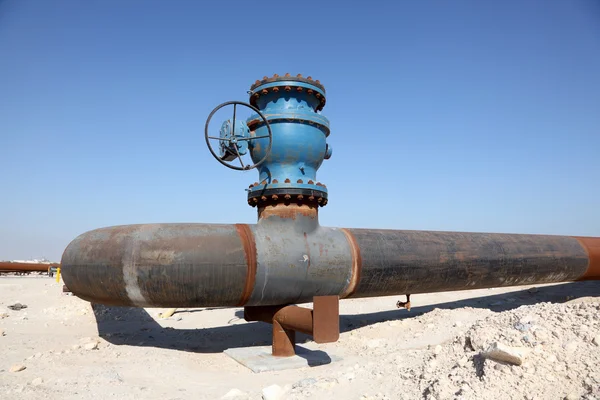 Oil pipeline in the desert of Bahrain. Middle East — Stock Photo, Image