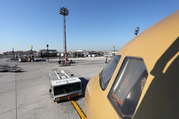 Avião da Gulf Air no Aeroporto de Manama. Reino do Barém, Médio Oriente — Fotografia de Stock